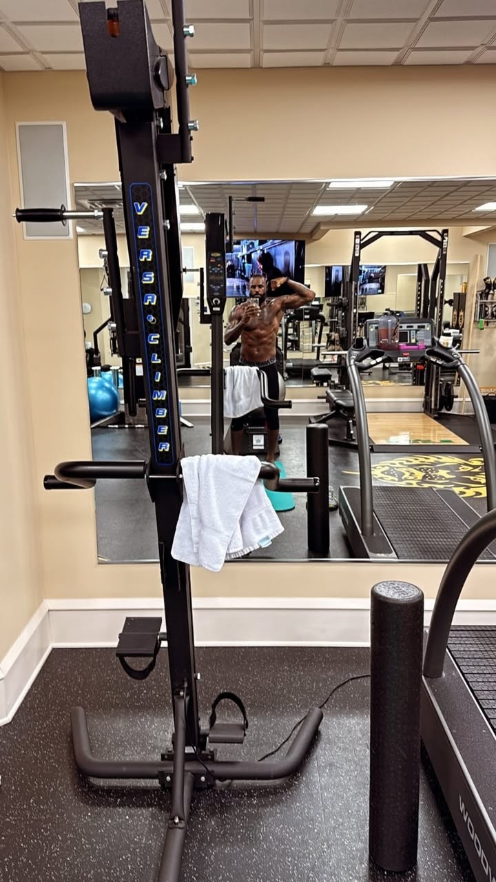 乐鱼app-八点不到💪🏽詹姆斯完成早上训练 晒出自拍照&amp;泡冰水恢复视频