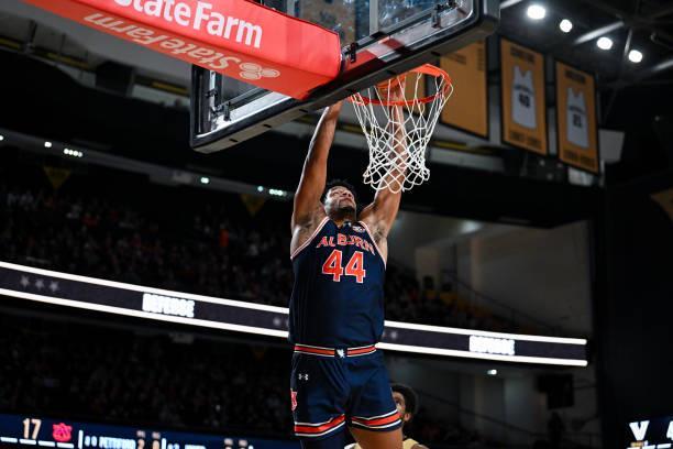 湖人试训奥本大学先发中锋，他是球队急需的黑又硬内线球员？