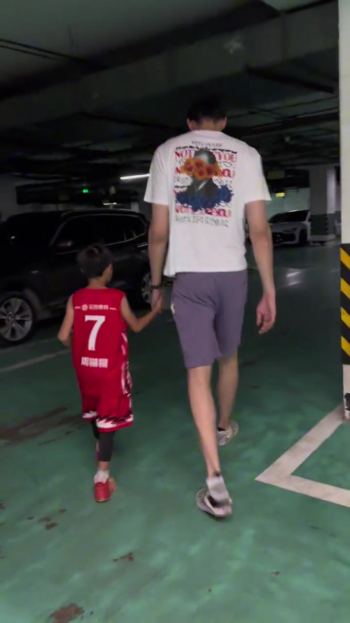 乐鱼官网-周琦家人社交媒体分享：首冠荣耀加身 防守硬核无惧对抗