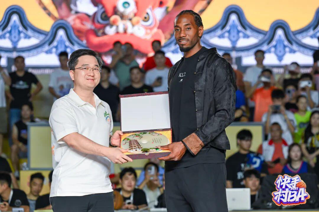 乐鱼体育-NBA球星下乡学咏春,村BA还有多少「花活」?