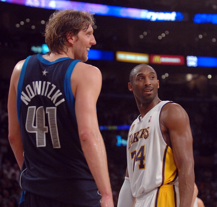 科比三节狂揽62分，队友力劝未果坚持休战