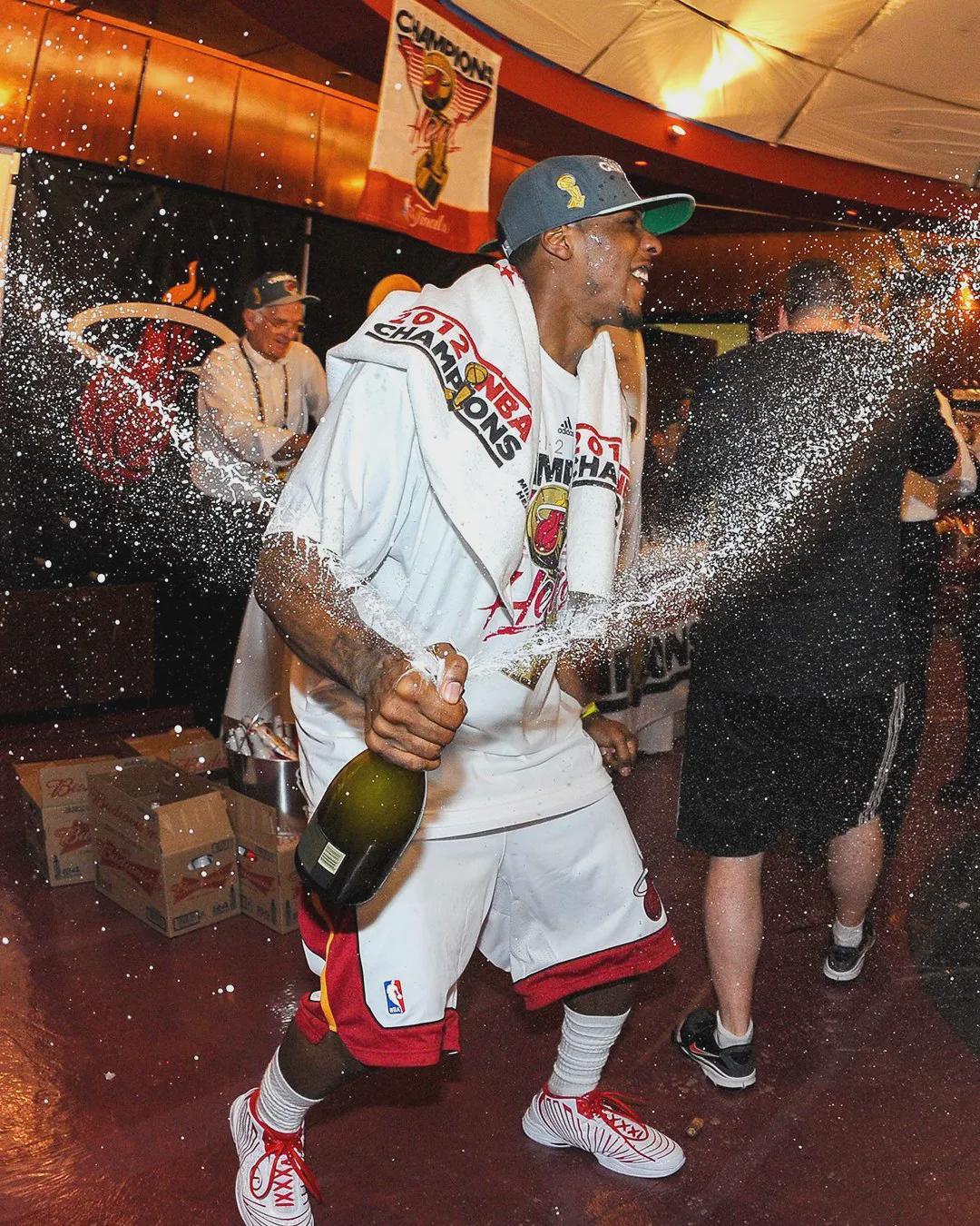 乐鱼官网-三分绝杀!夺得生涯第六冠!曾让詹姆斯公开道歉