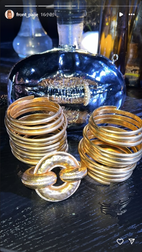 乐鱼官网-金价下跌不影响秀恩爱！女友晒照戴着数十个金环与哈登十指紧扣