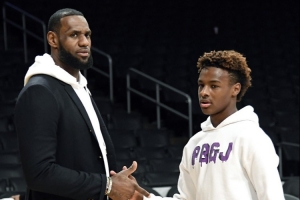 乐鱼app-余嘉豪忆高中与布朗尼当队友:詹姆斯来看球引轰动 他的气场很强