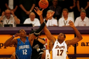 乐鱼官网-杨毅旧言论：霍华德排不进历史中锋前十 大帝&amp;约基奇都比他强