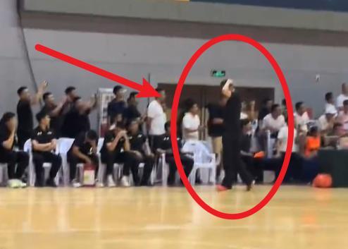 乐鱼体育-给机会不中用啊！张文逸绝杀出手走步 杜锋摸头苦笑&amp;amp;想伸手又收回