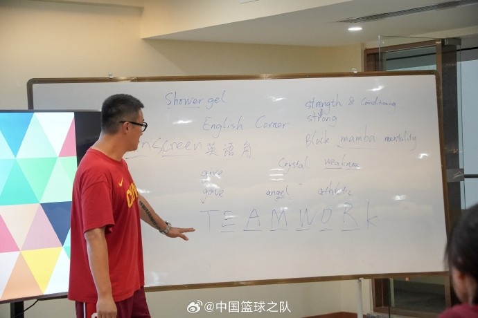 乐鱼体育app-中国女篮积极参与教练组专设英语交流环节