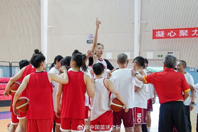 乐鱼体育app-中国女篮积极参与教练组专设英语交流环节