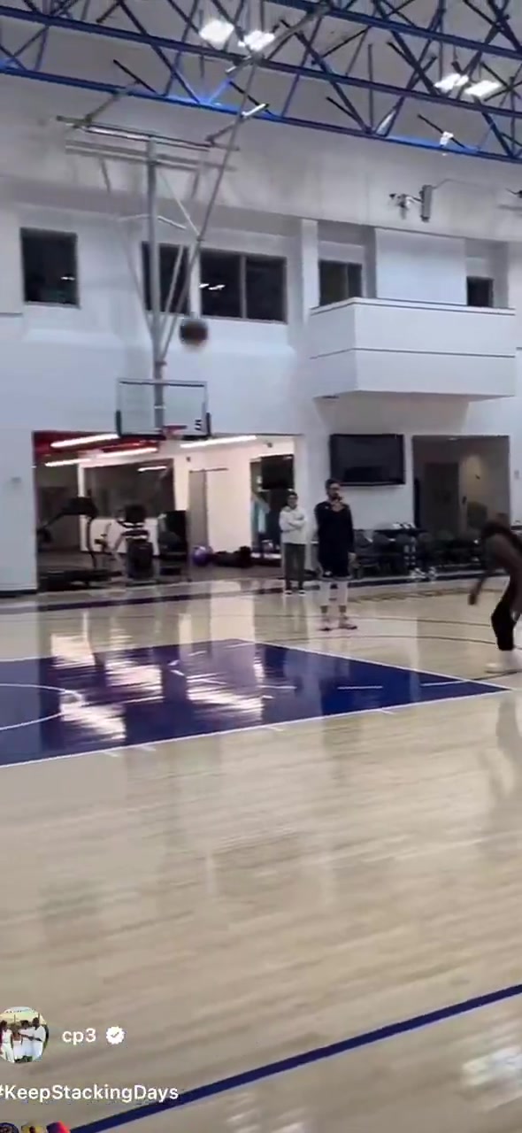 乐鱼体育app-老炮这状态！保罗在老快船基地训练 自己抛球完成双手挂筐暴扣