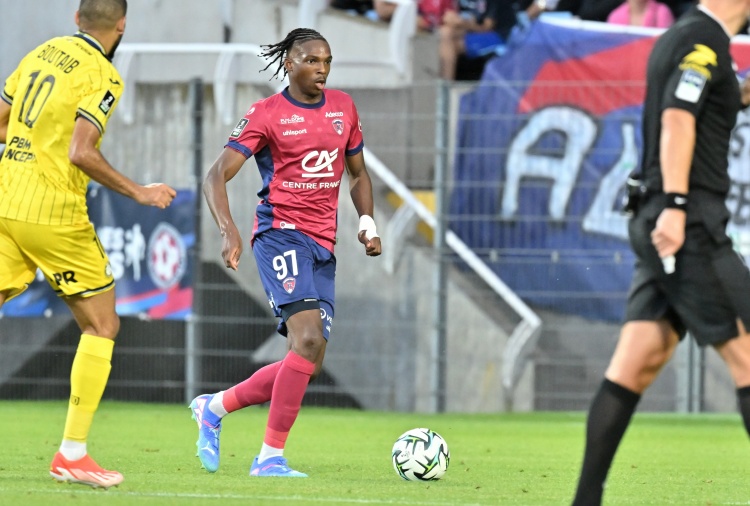 乐鱼体育-想一起分钱！法媒：雷恩主帅贝耶索要雅凯、梅特转会分成遭拒